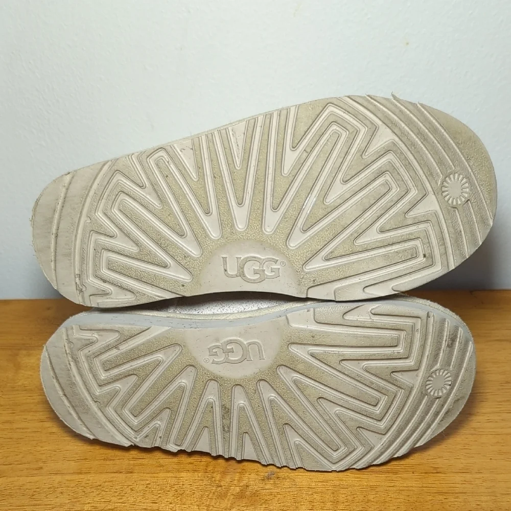 Ugg Kids Ramona Classic II Metallic Boot Silver + Cream Faux Fur Girls Size 3